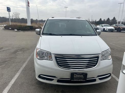 Used 2016 Chrysler Town & Country Touring-L w/ Driver Convenience Group image 2