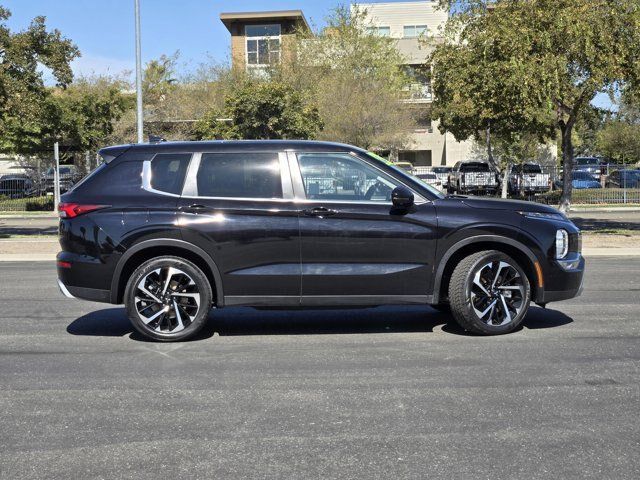 Used 2024 Mitsubishi Outlander SE AWD/4WD image 3