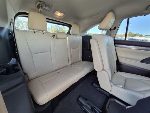 Used 2020 Toyota Highlander Limited image 18