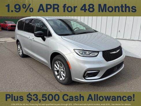 New 2026 Chrysler Pacifica Select AWD/4WD image 1