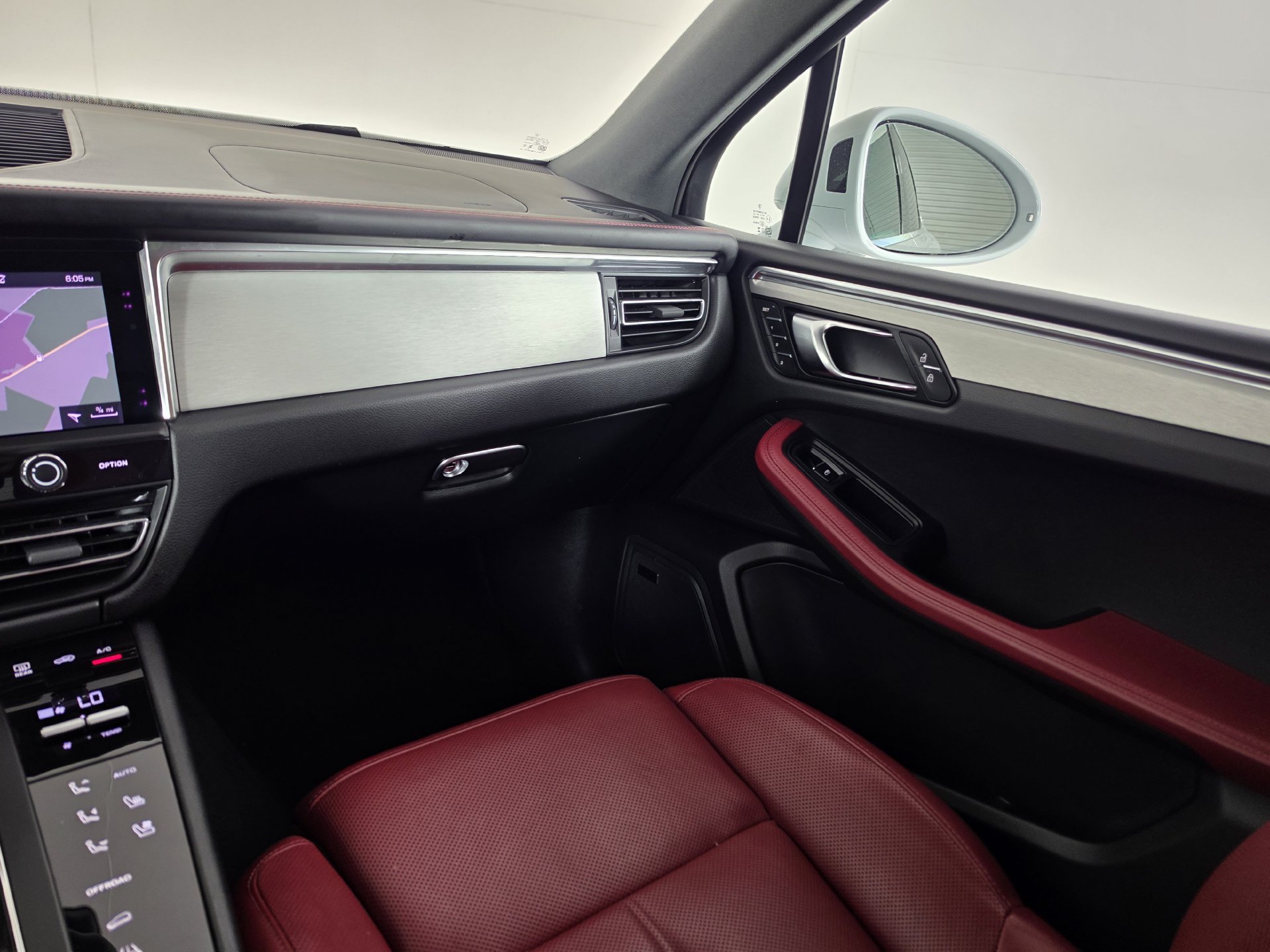 Used 2025 Porsche Macan AWD/4WD image 27