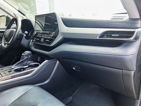 Used 2022 Toyota Highlander Platinum FWD image 17