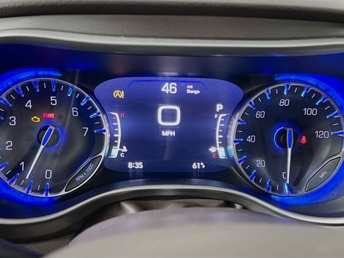 Used 2019 Chrysler Pacifica Touring-L w/ Advanced Safetytec Group image 12