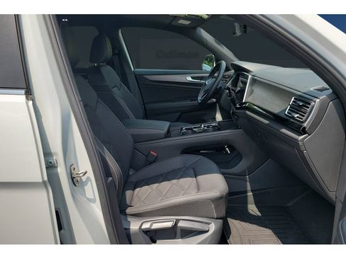 Used 2024 Volkswagen Atlas Cross Sport SE FWD image 38