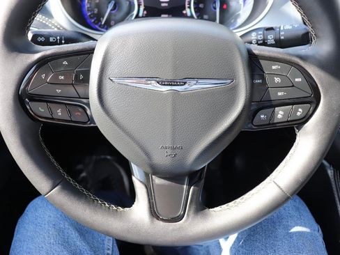 Used 2025 Chrysler Pacifica Limited FWD image 37
