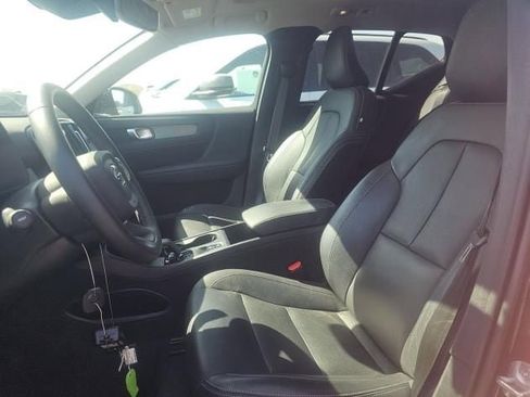 Used 2025 Volvo XC40 B5 Core image 2