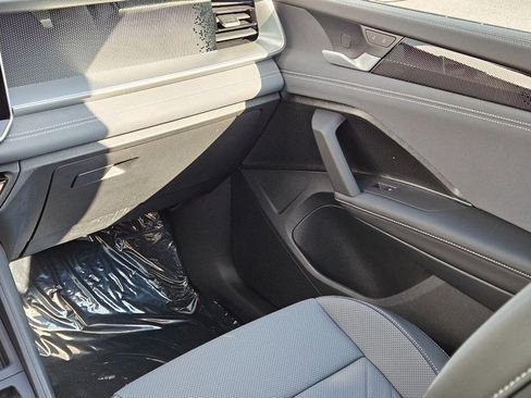 New 2025 Volkswagen Tiguan SE image 9