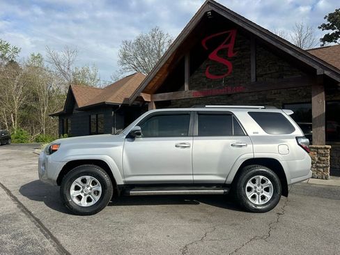 Used 2019 Toyota 4Runner SR5 Premium AWD/4WD image 2