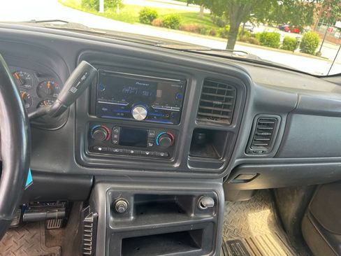 Used 2004 Chevrolet Silverado 2500 LT w/ Skid Plate Package AWD/4WD image 8