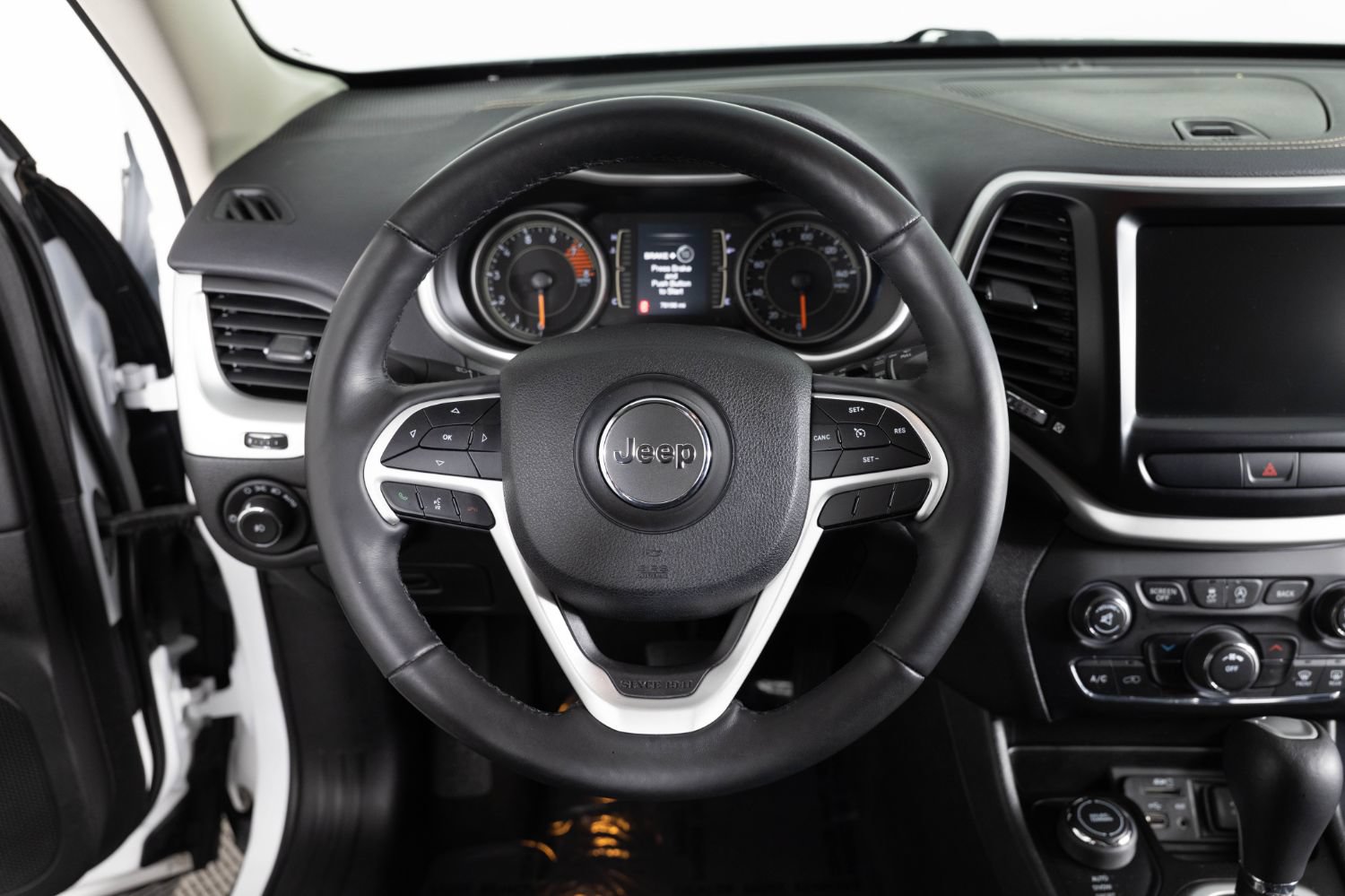Used 2018 Jeep Cherokee Latitude Plus w/ Cold Weather Group AWD/4WD image 30