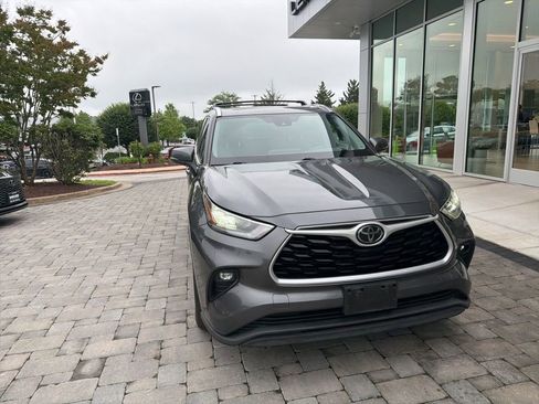 Used 2020 Toyota Highlander XLE AWD/4WD image 5