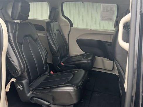 Used 2023 Chrysler Pacifica Touring-L FWD image 31