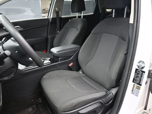 Used 2025 Kia Sportage LX FWD image 17
