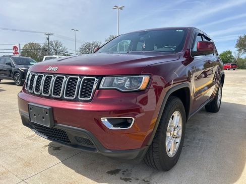 Used 2018 Jeep Grand Cherokee Laredo AWD/4WD image 3
