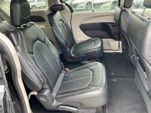 Used 2024 Chrysler Pacifica Touring-L FWD image 18