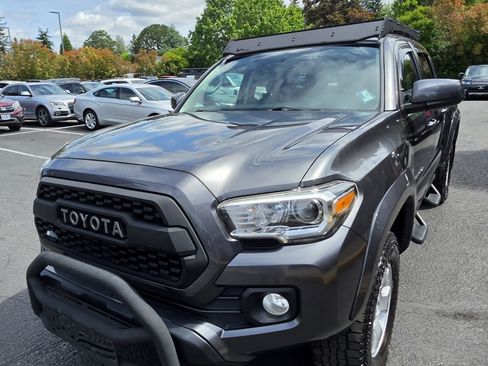 Used 2017 Toyota Tacoma SR5 w/ Tow Package AWD/4WD image 6