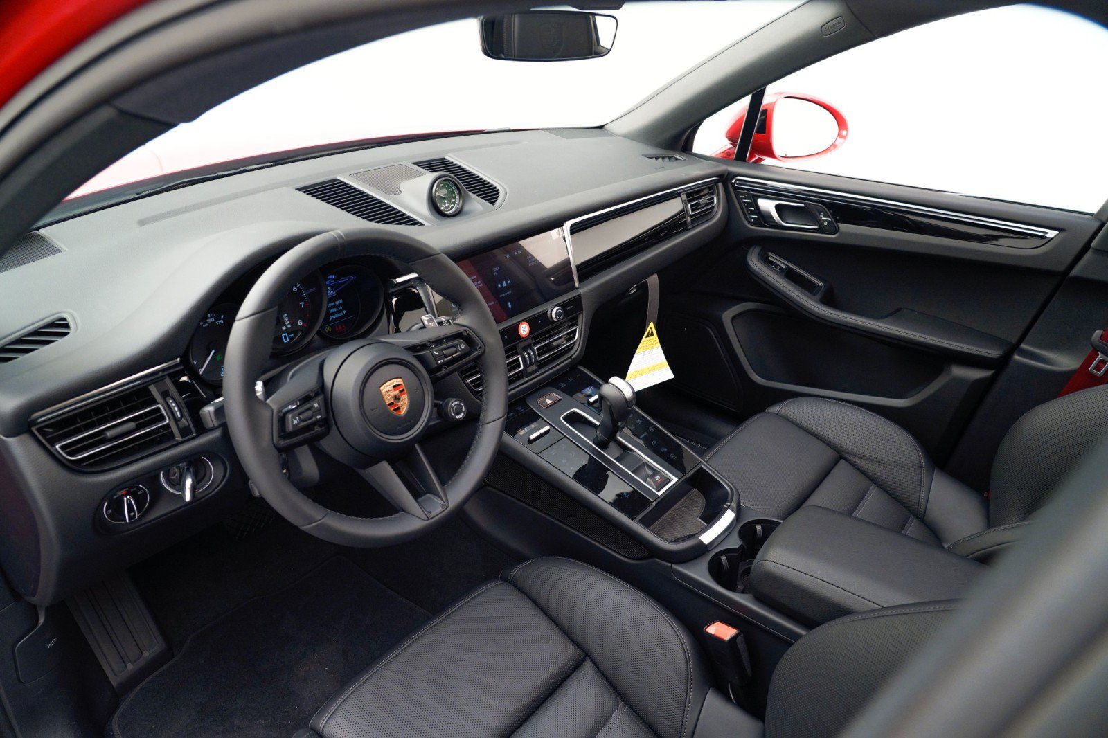 Certified 2026 Porsche Macan AWD/4WD image 4