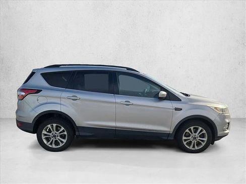 Used 2017 Ford Escape SE w/ Equipment Group 201A image 4