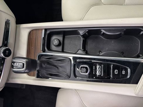 Used 2021 Volvo XC60 T5 Momentum w/ Protection Package Premier image 34