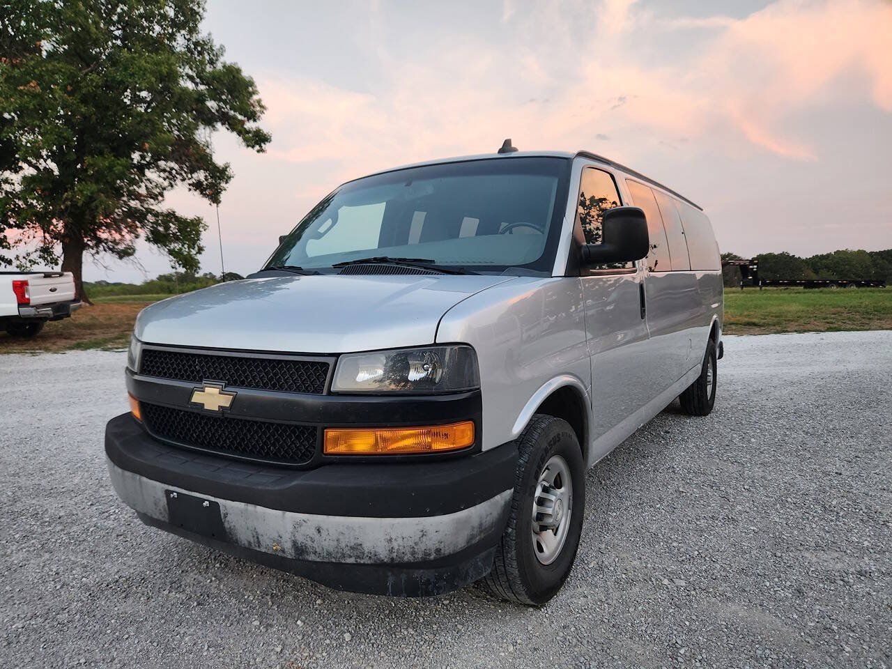 Used 2019 Chevrolet Express 3500 LS RWD image 2