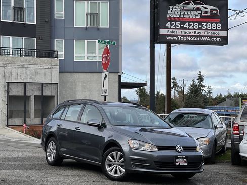 Used 2017 Volkswagen Golf S image 2