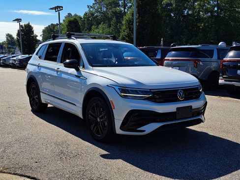 Used 2022 Volkswagen Tiguan SE R-Line AWD/4WD image 3