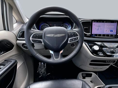 Used 2024 Chrysler Pacifica Touring-L FWD image 6