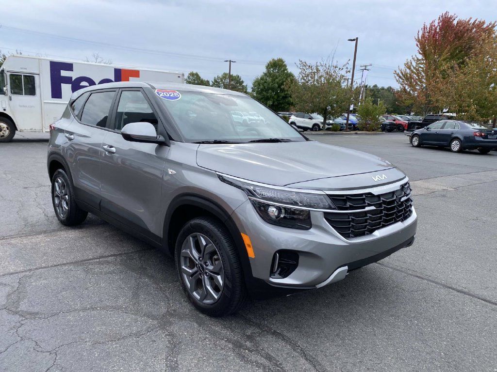 Used 2025 Kia Seltos LX AWD/4WD image 8