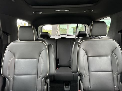 Used 2023 Chevrolet Traverse Premier FWD image 18