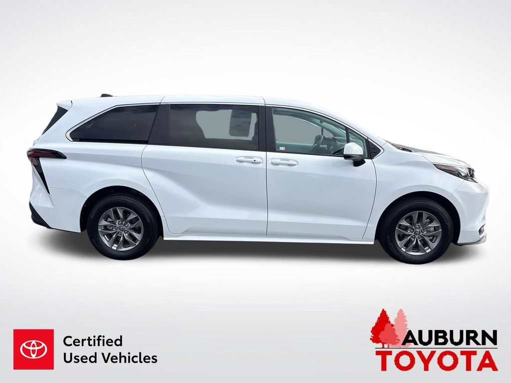 Certified 2025 Toyota Sienna LE FWD image 8