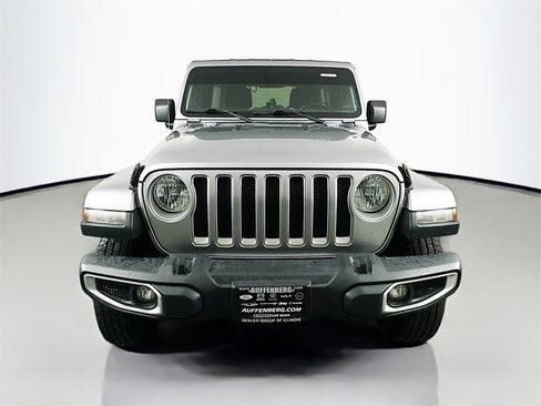Used 2019 Jeep Wrangler Unlimited Sahara image 2
