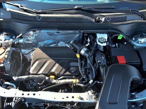 Used 2025 Chevrolet Trax LT w/ LT Convenience Package image 44