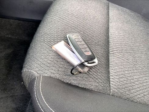 Used 2025 Nissan Rogue SV AWD/4WD image 14
