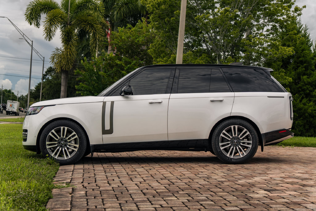 Used 2023 Land Rover Range Rover SE AWD/4WD image 2