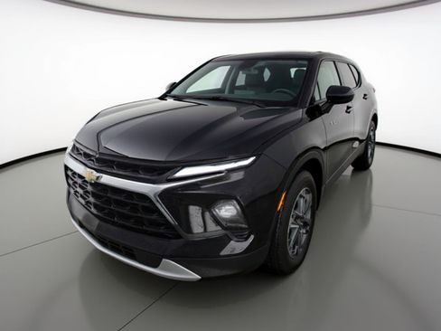 Used 2025 Chevrolet Blazer LT image 3