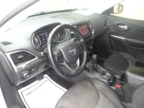 Used 2019 Jeep Cherokee Latitude w/ Cold Weather Group FWD image 12