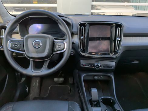 Used 2025 Volvo XC40 B5 Core image 20