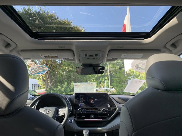 Used 2025 Toyota Highlander XLE FWD image 32