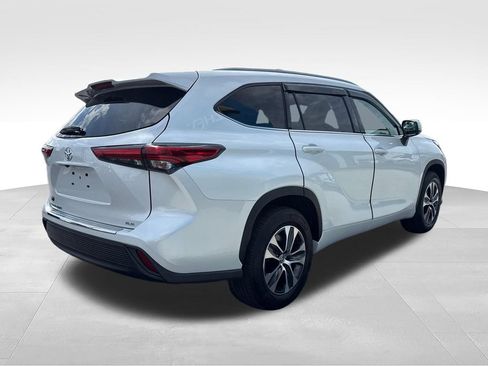 Used 2022 Toyota Highlander XLE FWD image 6