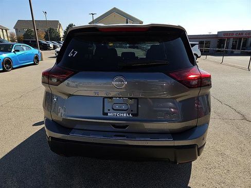 Used 2024 Nissan Rogue SV w/ SV Premium Package image 4