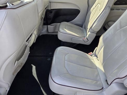 Used 2018 Chrysler Pacifica Limited image 28