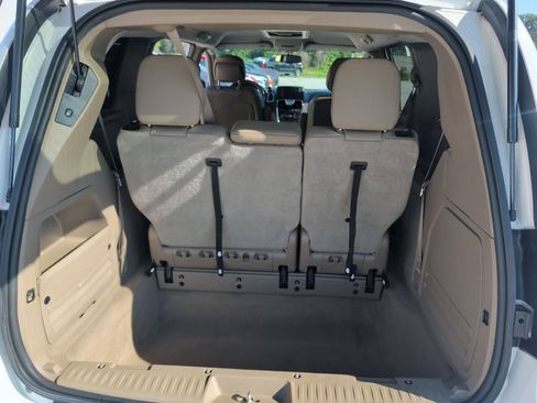 Used 2015 Chrysler Town & Country Touring FWD image 18
