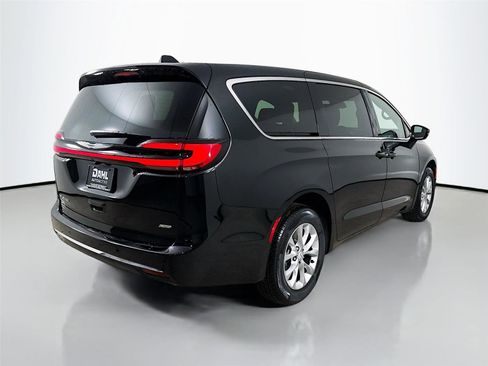 New 2026 Chrysler Pacifica Select image 7