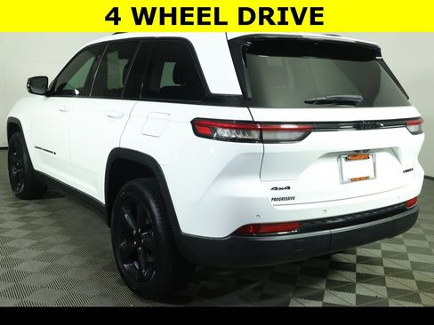 Used 2023 Jeep Grand Cherokee Limited w/ Black Appearance Package image 12