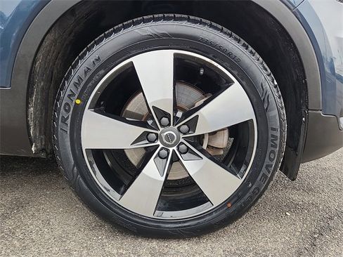Used 2021 Volvo XC40 T5 Momentum w/ Premium Package image 8
