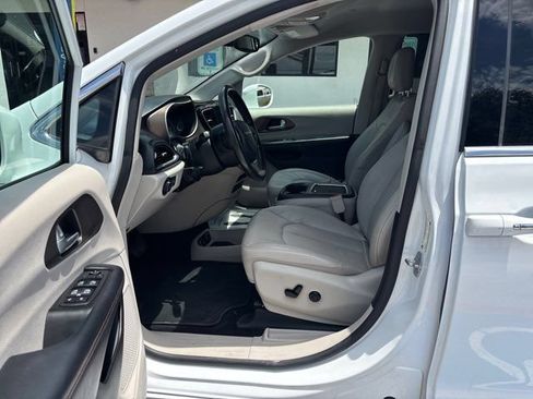 Used 2019 Chrysler Pacifica Touring-L Plus w/ Tire & Wheel Group FWD image 20
