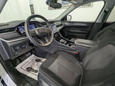 Used 2023 Jeep Grand Cherokee Laredo image 15