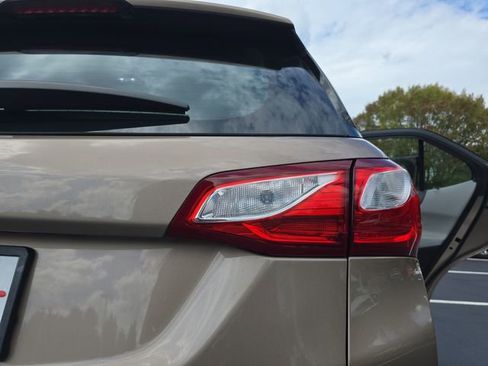Used 2018 Chevrolet Equinox LS image 33
