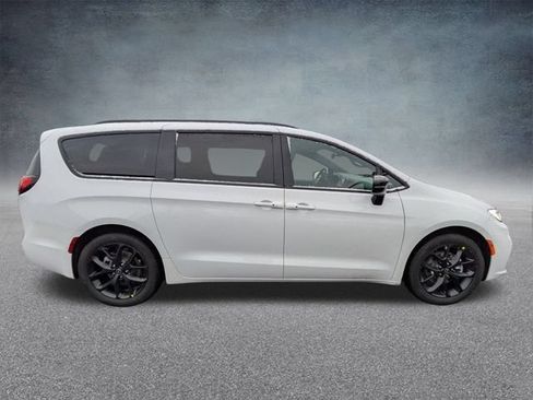 New 2026 Chrysler Pacifica Select w/ S Appearance Package FWD image 2