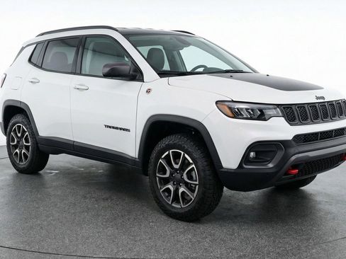 Used 2025 Jeep Compass Trailhawk AWD/4WD image 1